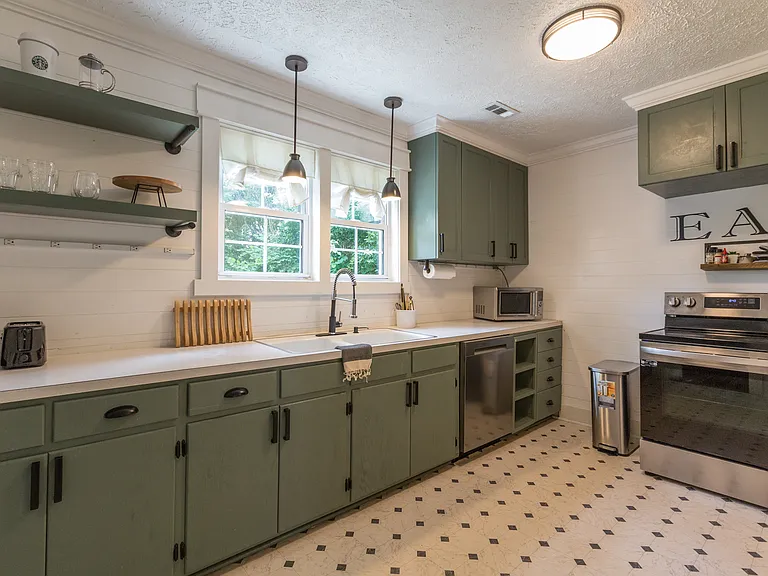 516 W King St — Photo 2