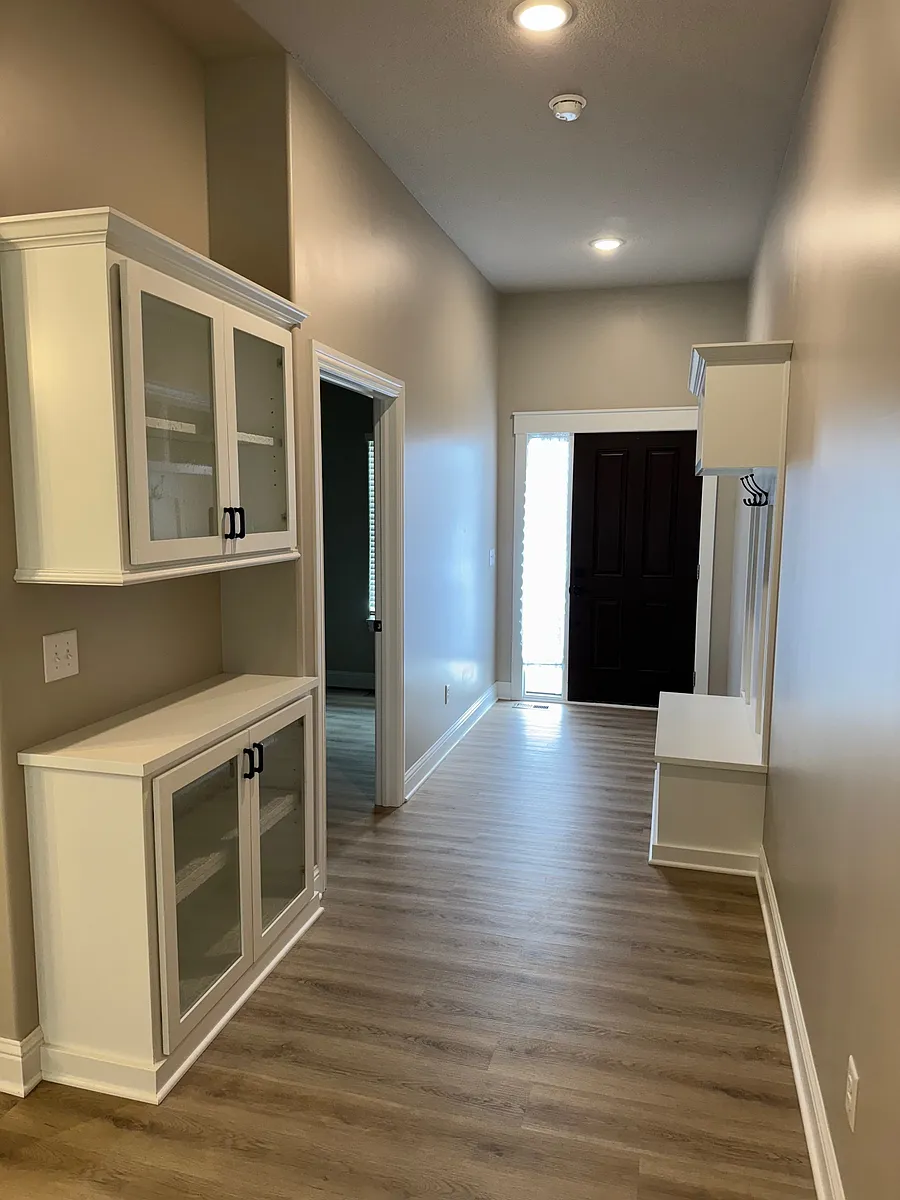 Building Photo - 818 N McCloud Cir #101