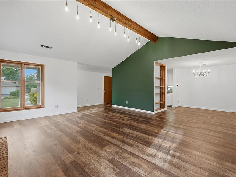 909 W Linden St — Photo 6