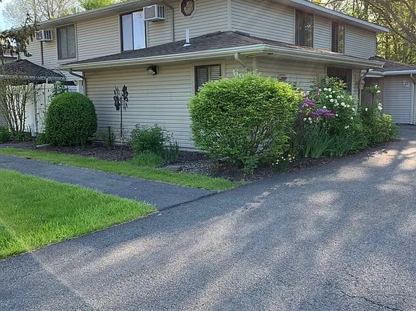 69 Yorkshire Dr, East Greenbush, NY 12061