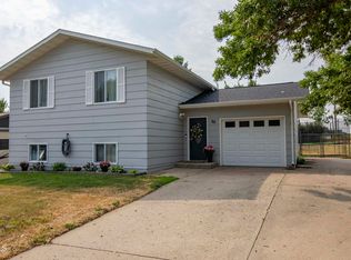65 Custer Dr, Lincoln, ND 58504
