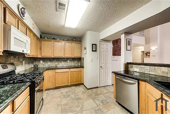 5 bed, 3715 sqft, $3,500 — Photo 4