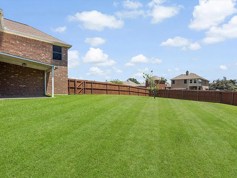 1100 Camelot Dr — Photo 30