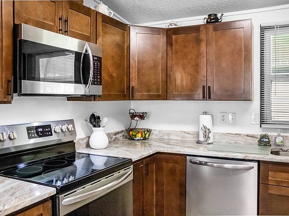 3rd image of 533 Waterfront St