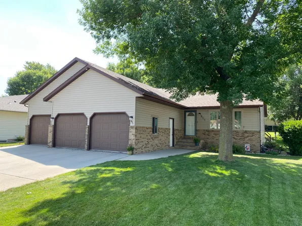 951 Briarwood Dr, Worthington, MN 56187