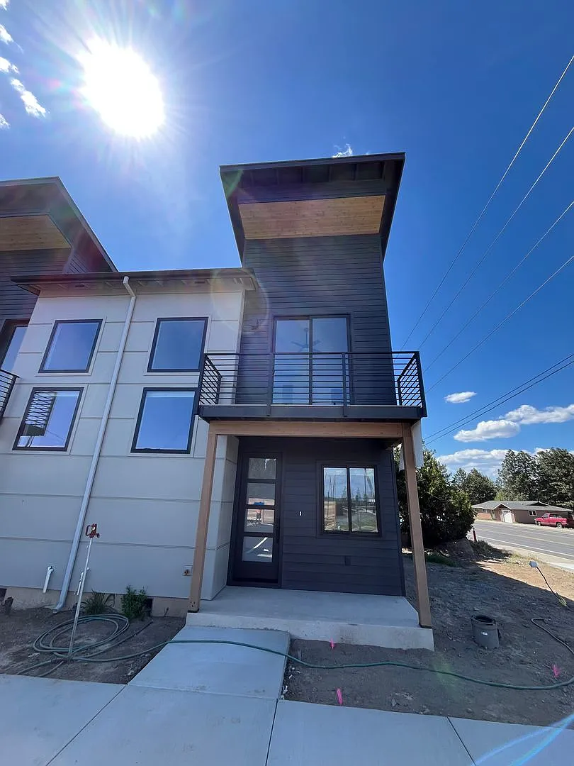 Building Photo - 2522 SW Yew Ave #101