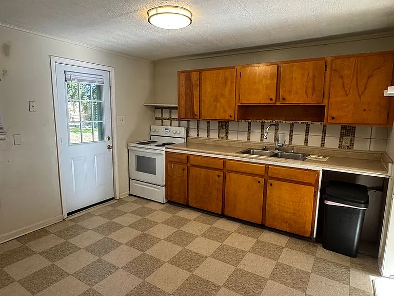 221 Remus Ln — Photo 6