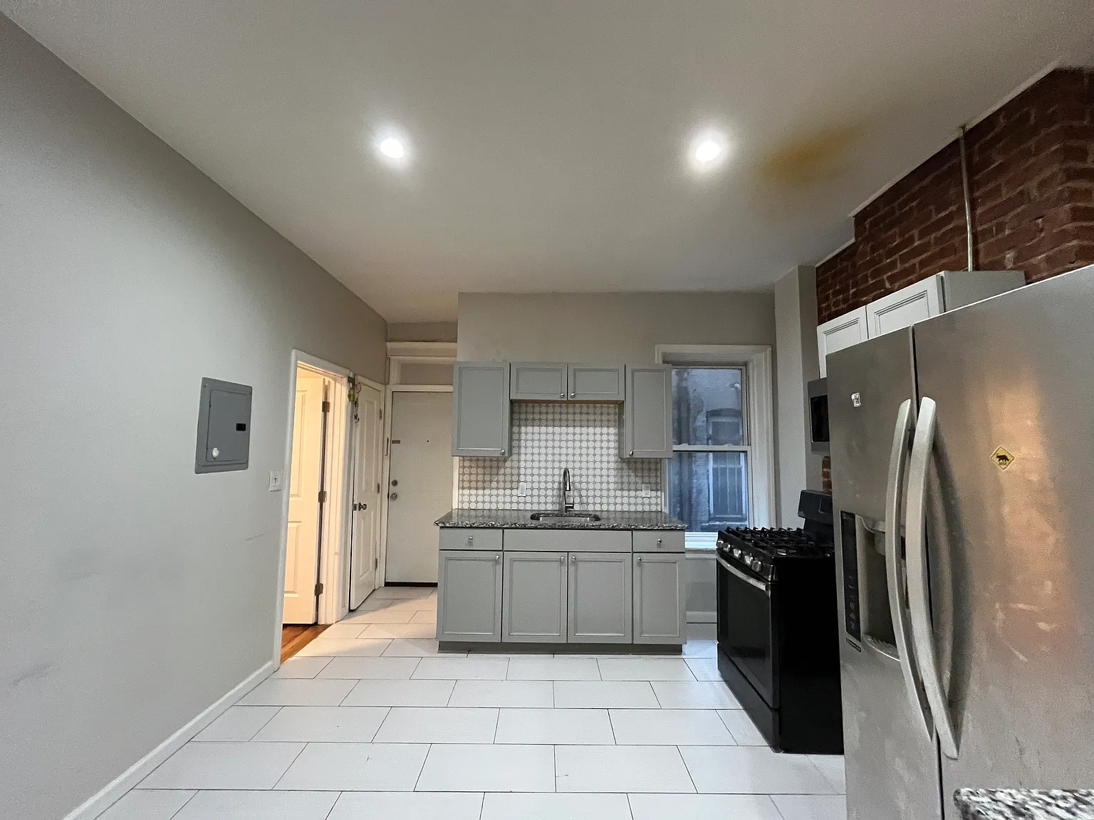 2 bed, 850 sqft, $2,200 — Photo 3