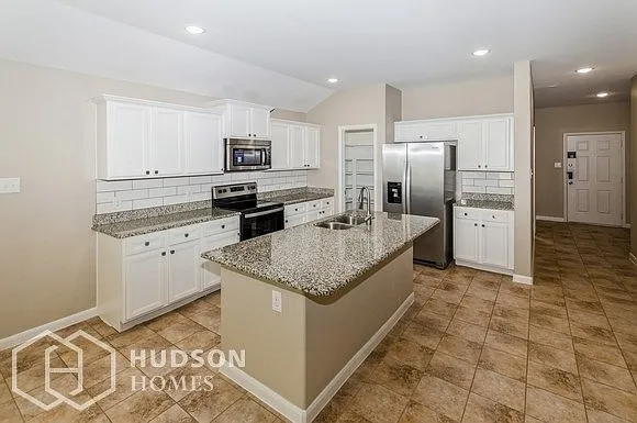 9200 Hawthorne Dr — Photo 2