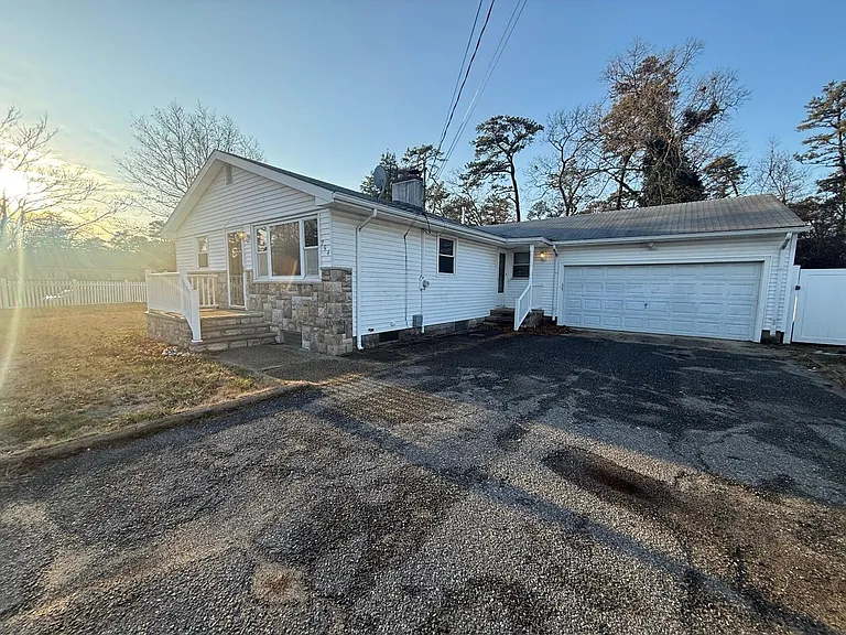 254 Admiral Ave — Photo 1