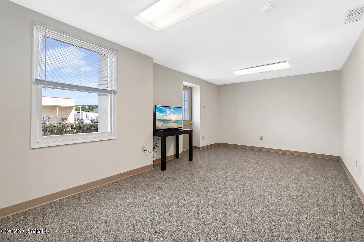 3 bed, 842 sqft, $1,375 — Photo 2