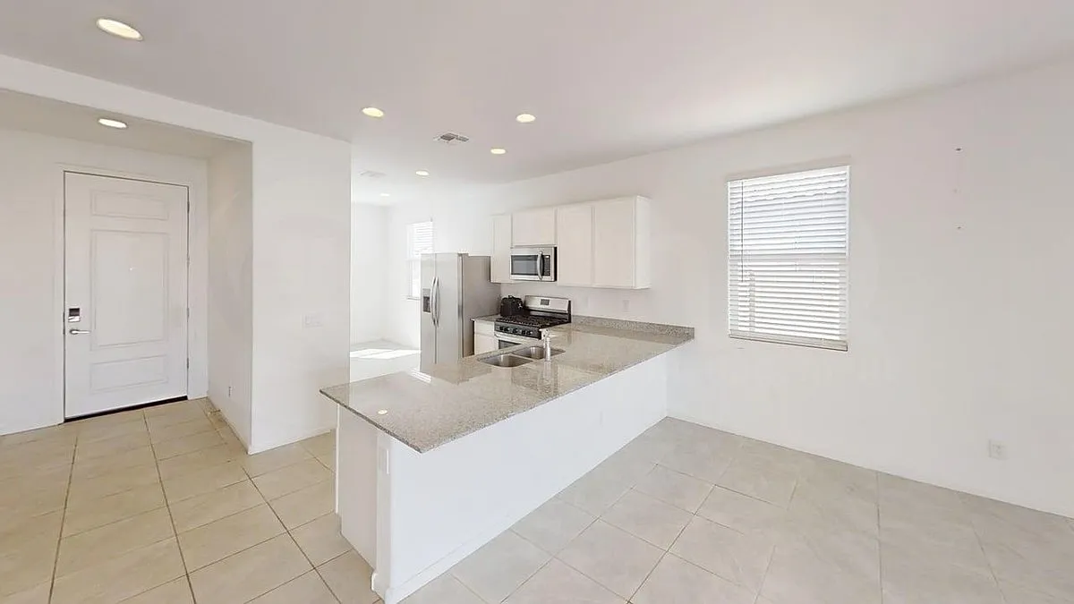 3 bed, 2.0 bath, 1402 sqft, $1,495 — Photo 3