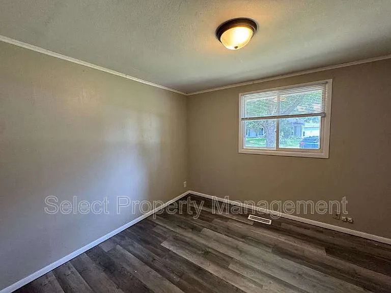 1210 Asbury Dr — Photo 6