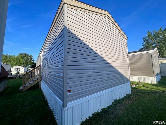 4th image of 900 E Lincoln St #15