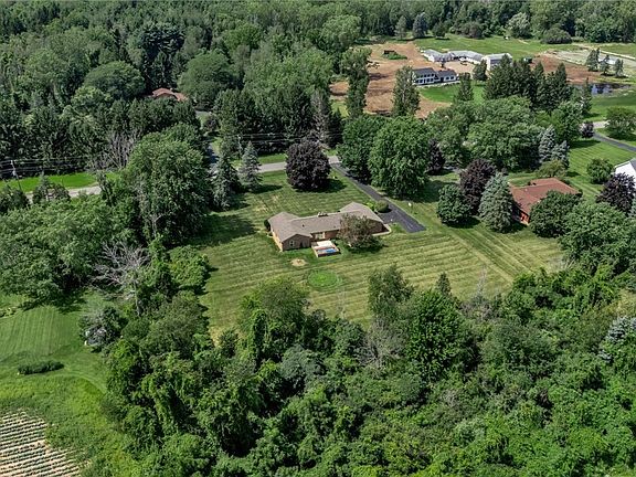 5th image of 3999 Lake Rd