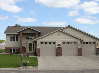 17 Sky View Ln, Morris, MN 56267