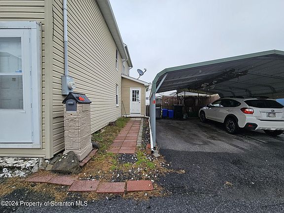 5th image of 105 Hickory Ct