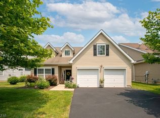 26 Bluffs Ct, Hamburg, NJ 07419