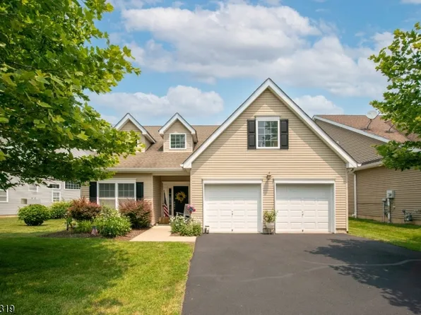 26 Bluffs Ct, Hamburg Boro, NJ 07419