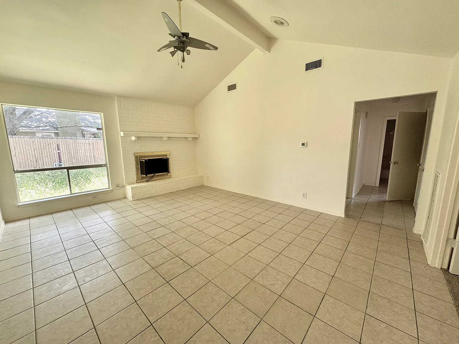 3 bed, 1212 sqft, $2,100 — Photo 4