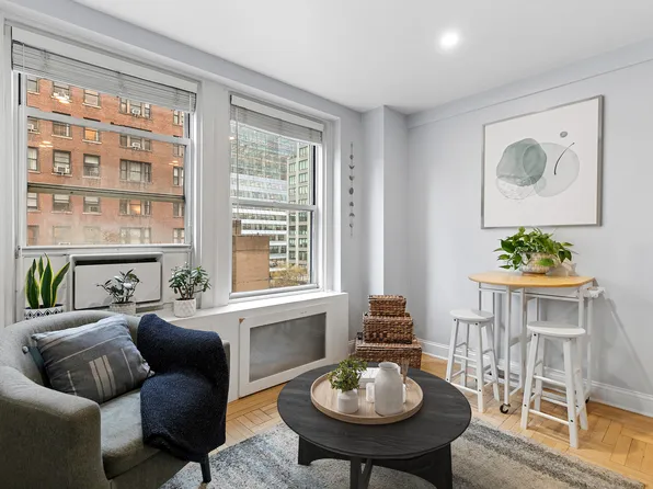 433 West 34th Street 6F image 2 of 6