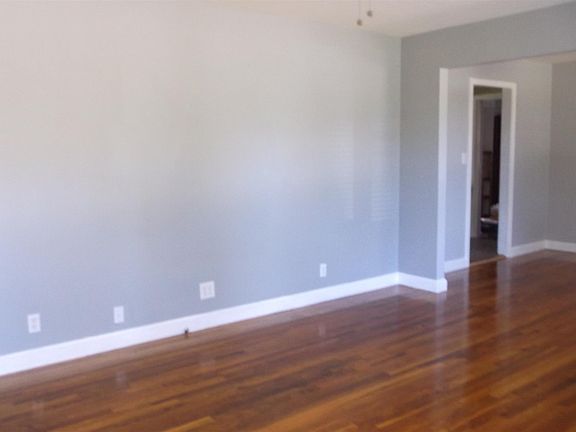 5th image of 404 E Coy Cir