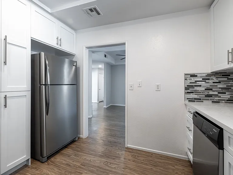 4532 Murietta Ave — Photo 7
