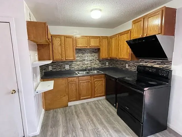 3882 Parklane Dr — Photo 4