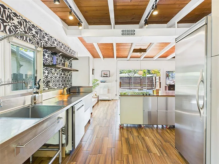 1632 SW 28th Ave #0 — Photo 6