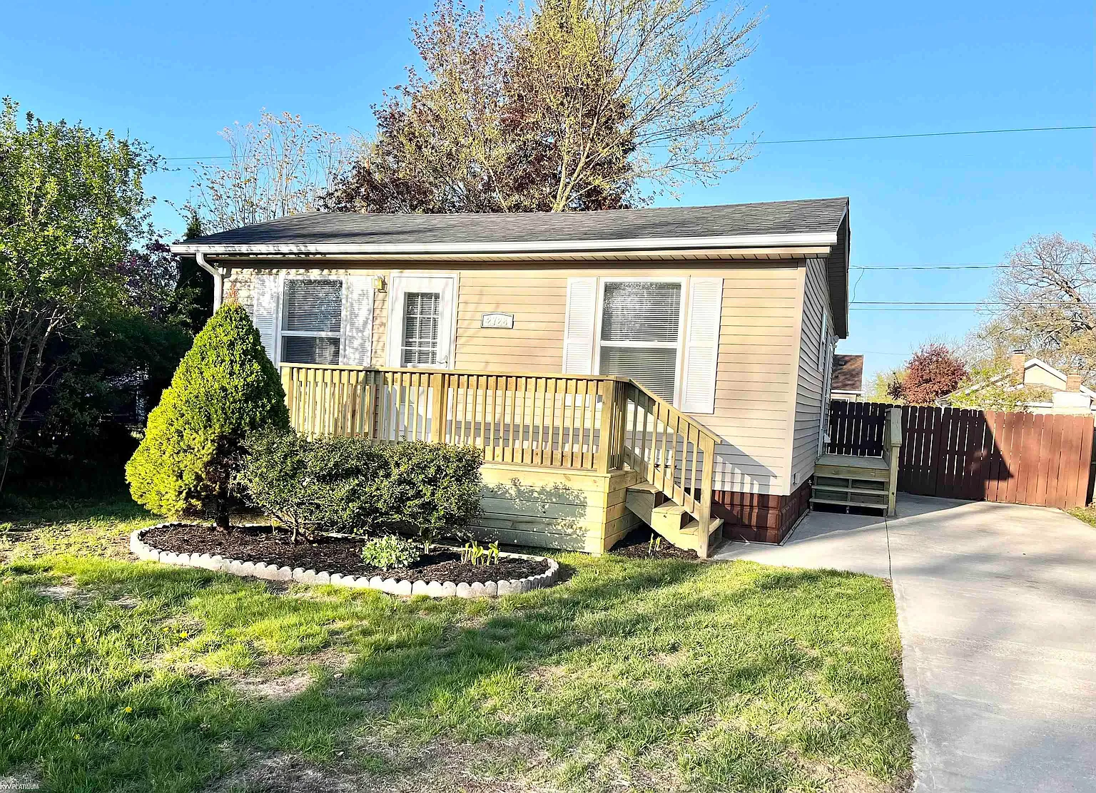 2728 17th Ave photo 1