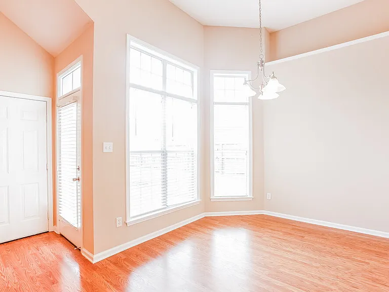 1112 Averett Ln — Photo 2