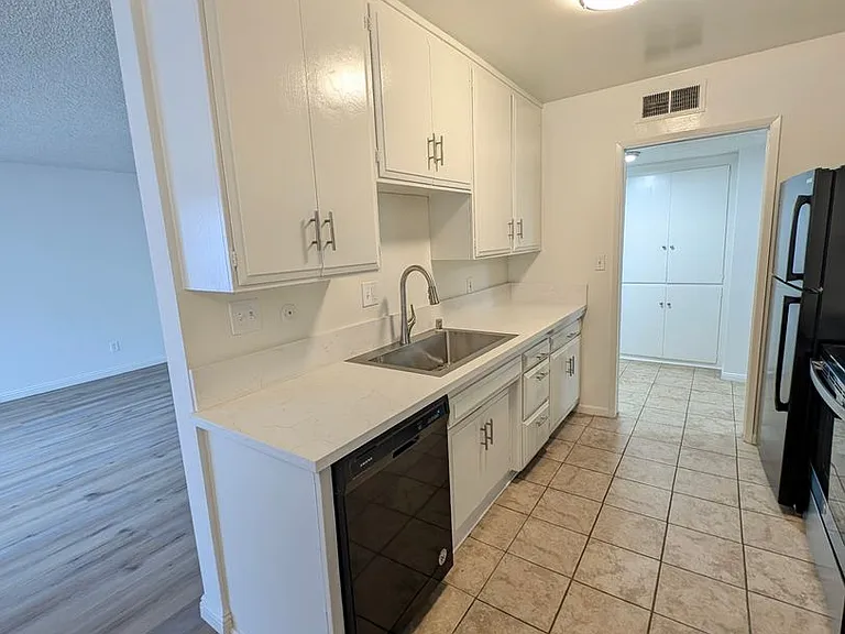 Fountainebleu Apartments — Photo 10