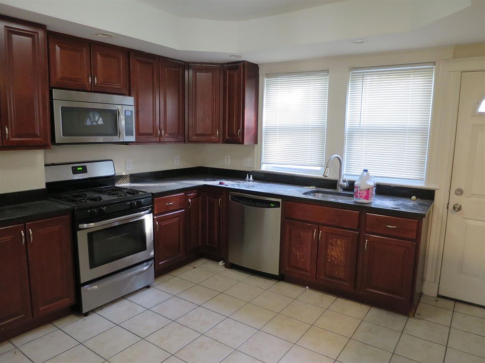 1st image of 165-167 Sharon St #1