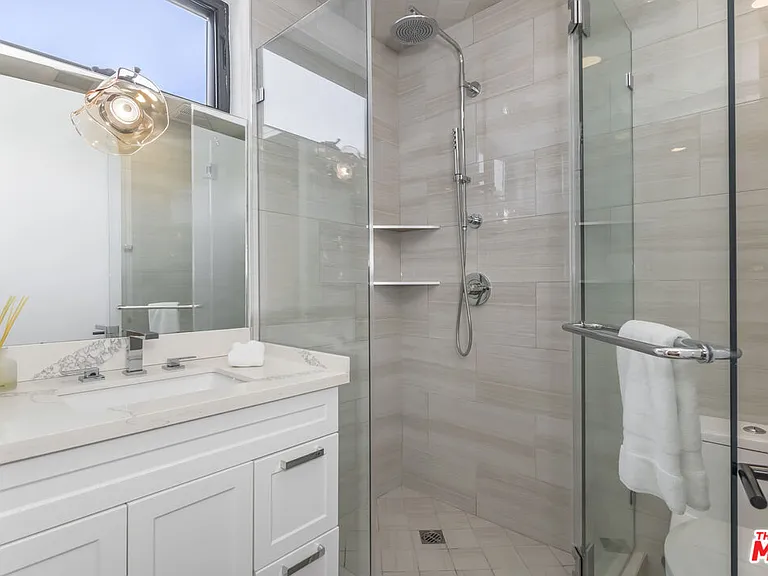 137 N Doheny Dr #4 — Photo 34