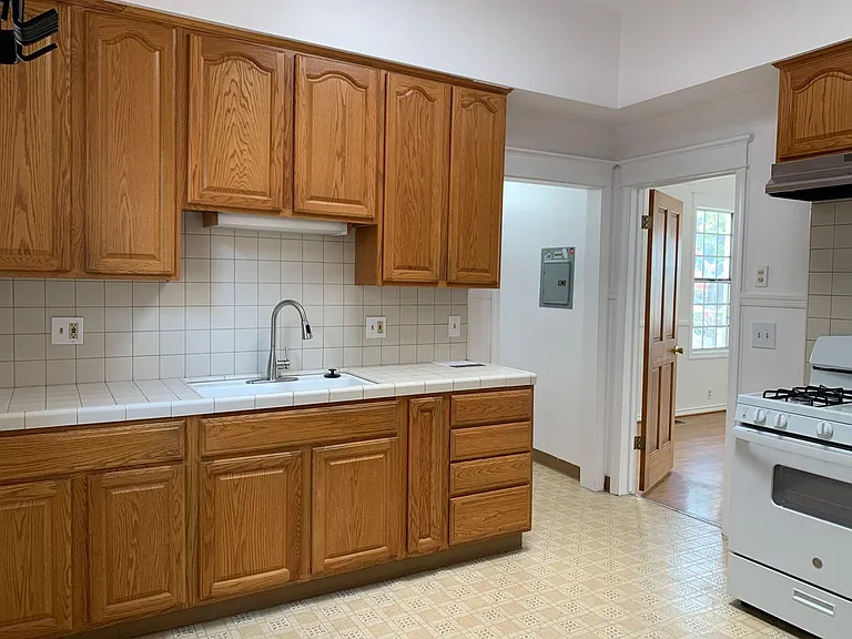 627 N Hill Pl — Photo 8