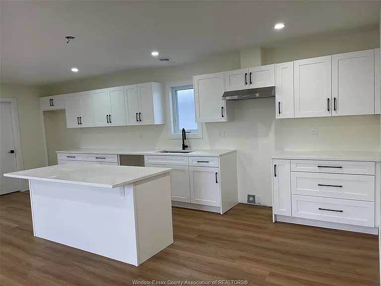 655 Stanley St — Photo 9