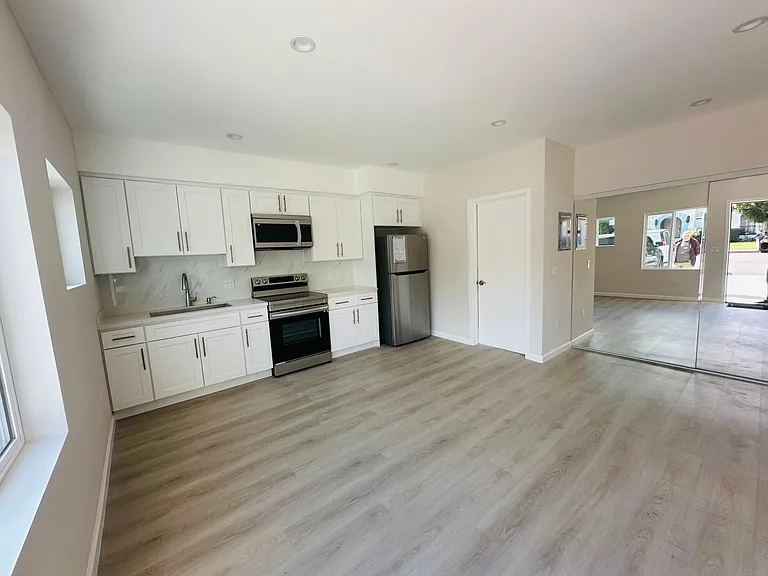 711 N Jackson St #B — Photo 4