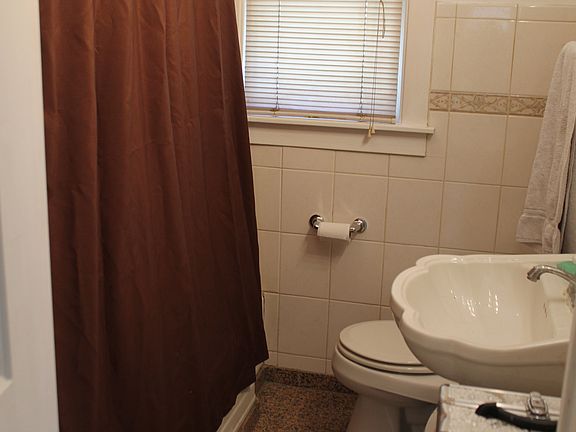 5th image of 3121 Clarence Ave
