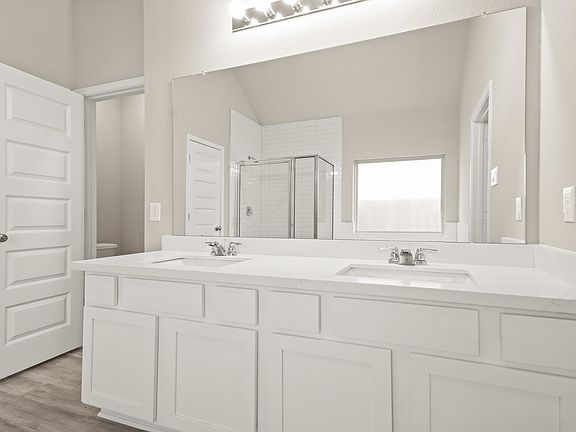 Double sinks in owner s bath