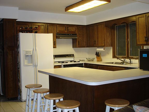 eat-in kitchen