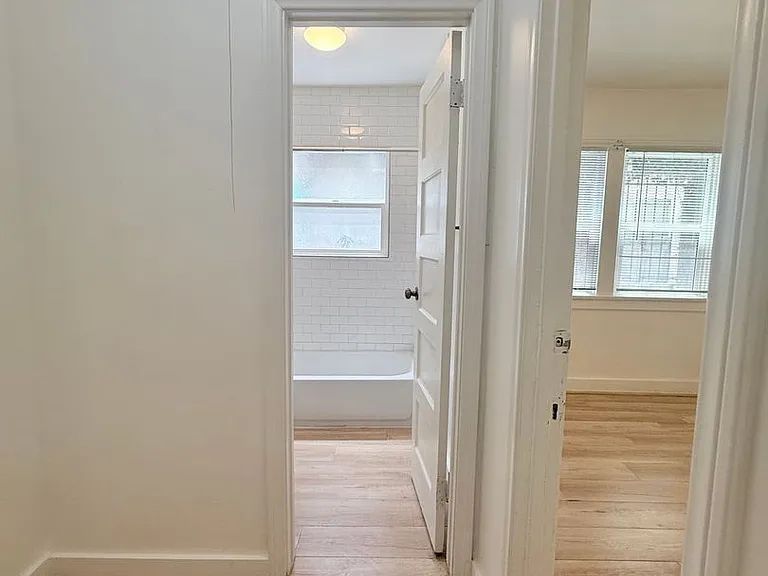 932 S Berendo St — Photo 14