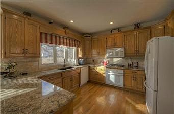 4th image of 413 NE Emerald Dr