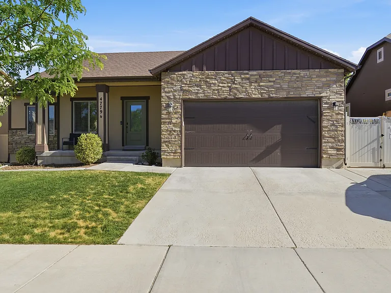 4779 W Plainfield Rd — Photo 1