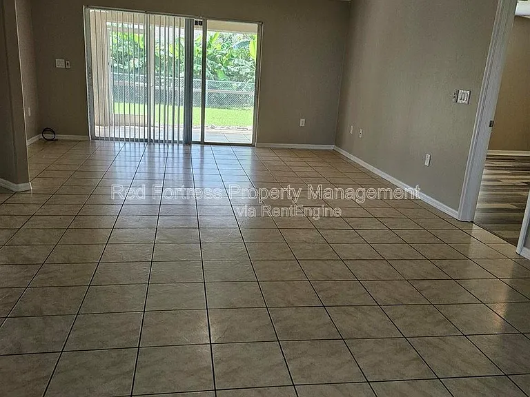 1138 NW 15th Ter — Photo 8