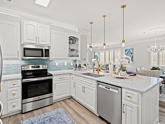 4th image of 601 Hillside Dr. N #1406