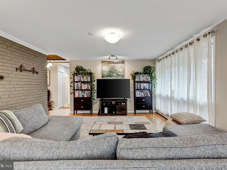 9920 Pinehurst Ave — Photo 15