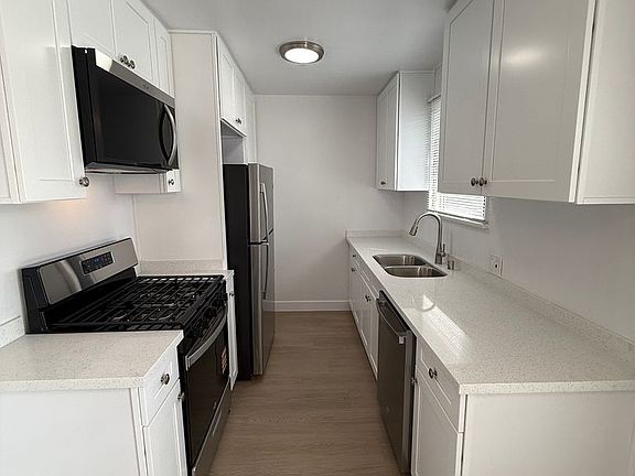 5th image of 14119 Gilmore St #13efeee35