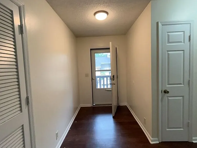 Creekwood Apartments — Photo 16