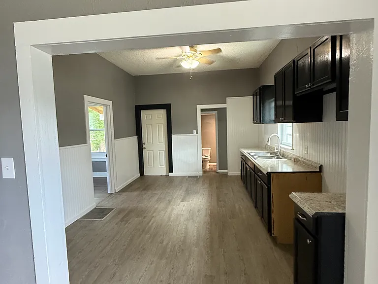 208 Sherman St — Photo 4
