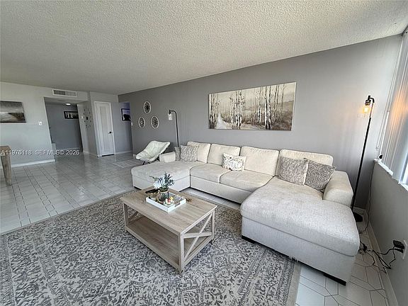 3rd image of 18011 Biscayne Blvd APT 805
